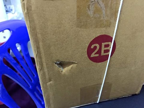 ไปรษณีย์แทงกล่องพัสดุทะลุ