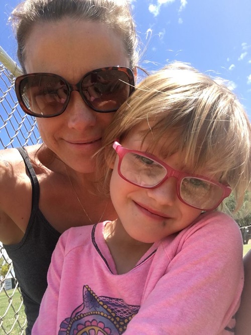 แม่พาลูกสาว 6 ขวบท่องโลกกว้าง ให้ลูกเก็บเป็นความทรงจำก่อนตาบอด