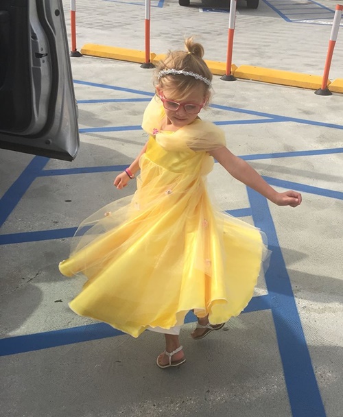 แม่พาลูกสาว 6 ขวบท่องโลกกว้าง ให้ลูกเก็บเป็นความทรงจำก่อนตาบอด