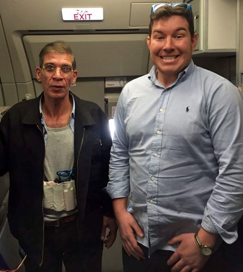 แห่แชะรูปคู่ลุงจี้เครื่องบินอียิปต์แอร์