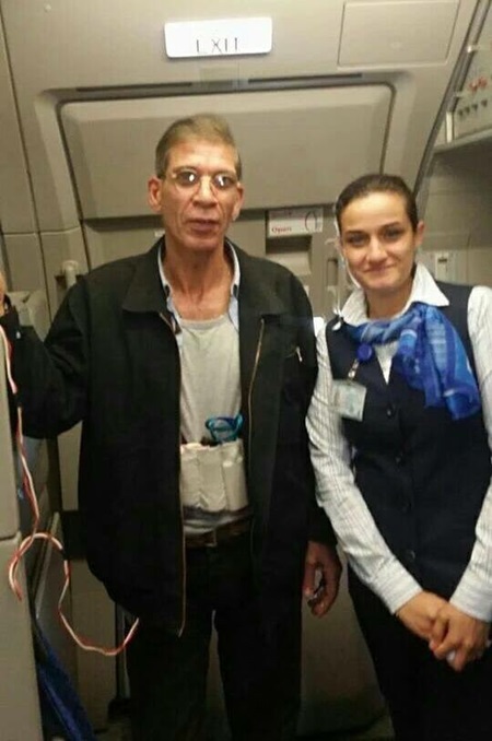 แห่แชะรูปคู่ลุงจี้เครื่องบินอียิปต์แอร์