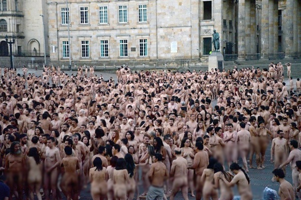 เปลือยหมู่ในที่สาธารณะ