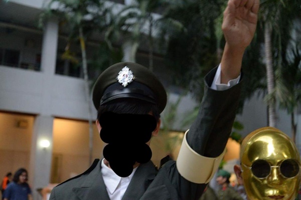 นักศึกษาใส่ชุดฮิตเลอร์