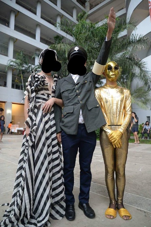 นักศึกษาใส่ชุดฮิตเลอร์