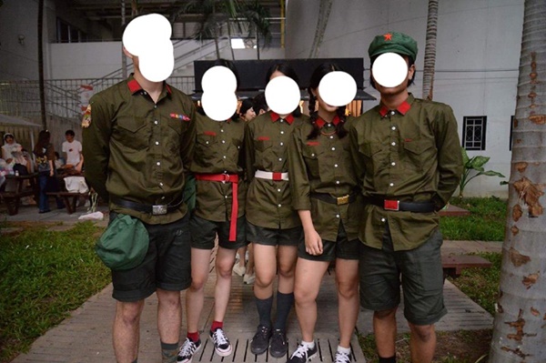 นักศึกษาใส่ชุดฮิตเลอร์