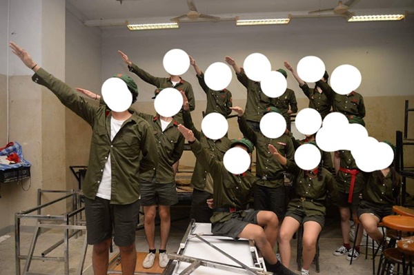 นักศึกษาใส่ชุดฮิตเลอร์