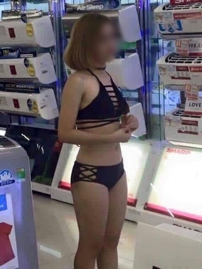สาวนุ่งบิกินี่ขายแอร์