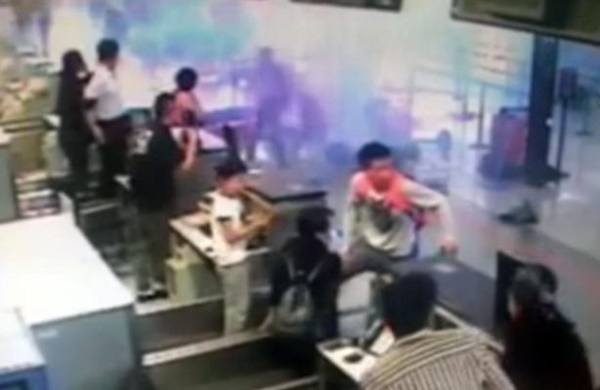 ระเบิดกลางสนามบินผู่ตง