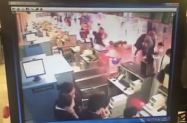 ระเบิดกลางสนามบินผู่ตง