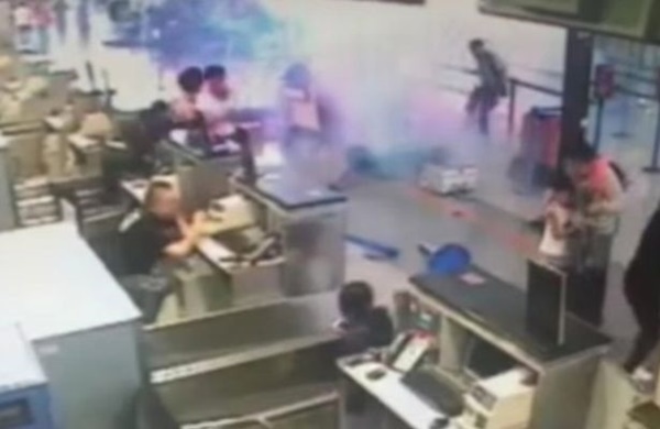 ระเบิดกลางสนามบินผู่ตง