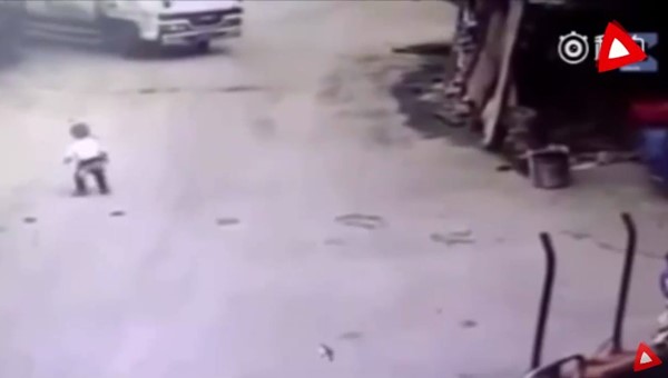 หนูน้อยนอนแนบถนนได้ทันเวลา หวิดรถบรรทุกเหยียบดับ