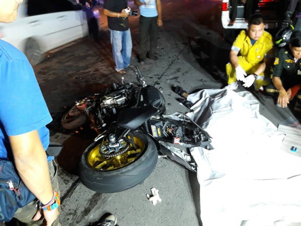 ซิ่งบิ๊กไบค์พุ่งชนท้ายเก๋ง