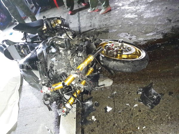 ซิ่งบิ๊กไบค์พุ่งชนท้ายเก๋ง