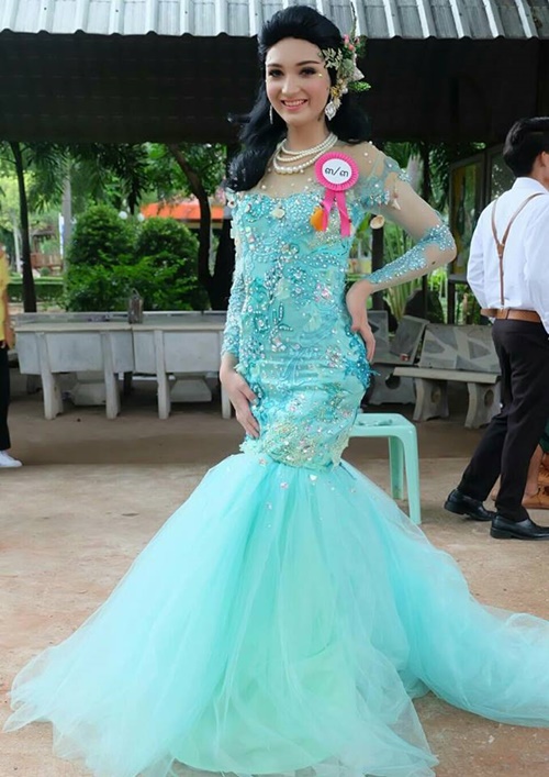 เด็กนักเรียนชายหน้าสวยเหมือนตุ๊กตา