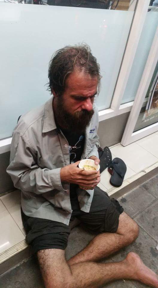 หนุ่มใจงาม เจอฝรั่งไร้บ้านตัวสั่นเทากลางสายฝน ยอมถอดเสื้อให้ใส่