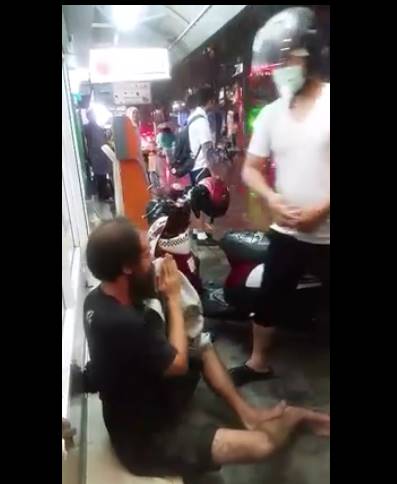 หนุ่มใจงาม เจอฝรั่งไร้บ้านตัวสั่นเทากลางสายฝน ยอมถอดเสื้อให้ใส่