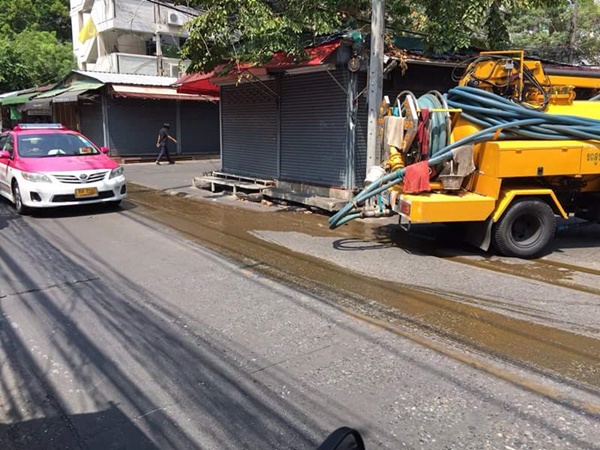 รถดูดส้วมทำอุจจาระร่วงเกลื่อนพื้นถนน