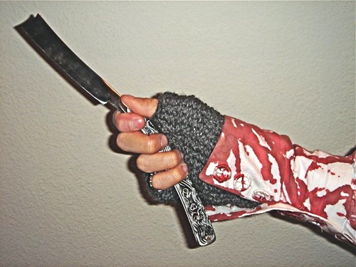 พ่อเมืองคอนคลั่ง ตามง้อเมียไม่สำเร็จ คิดสั้นใช้มีดพร้าจี้คอลูกแทน