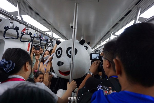 จีนเปิดตัวรถไฟฟ้าใต้ดินธีมแพนด้า
