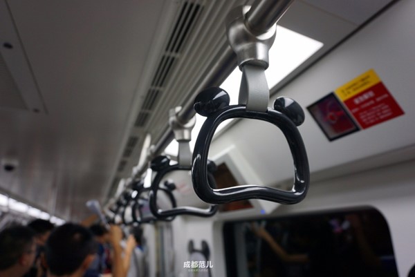 จีนเปิดตัวรถไฟฟ้าใต้ดินธีมแพนด้า