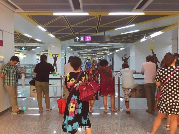 จีนเปิดตัวรถไฟฟ้าใต้ดินธีมแพนด้า