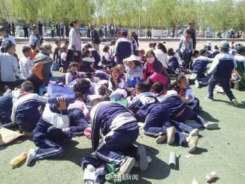 พายุหมุนพัดร่างนักเรียนประถมลอยขึ้นฟ้า