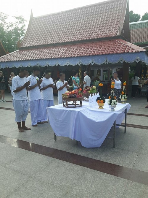 ช่างปีนขึ้นไปเหยียบองค์หลวงพ่อพระพุทธชินราช