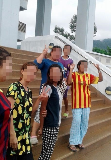 ผู้ต้องหาค้าใบกระท่อม ถ่ายรูปชู 2 นิ้ว หน้าศาลสมุย