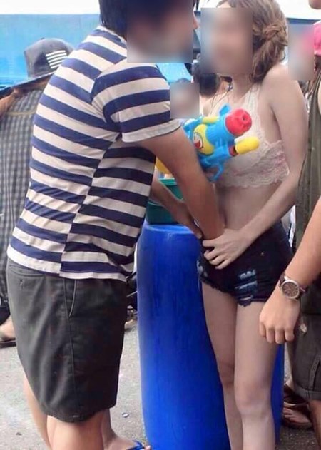 กะเทยเปลือยอกเล่นสงกรานต์