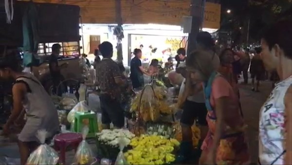 ปากคลองตลาด พ่อค้าแม่ค้าขายของตามปกติ