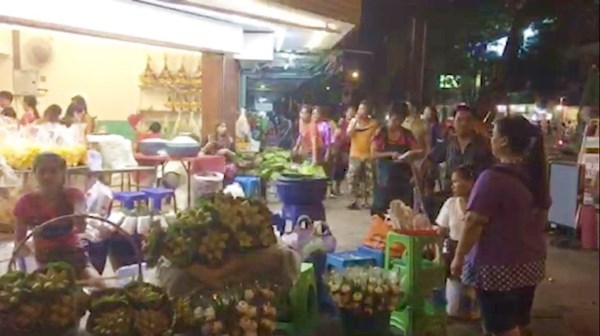ปากคลองตลาด พ่อค้าแม่ค้าขายของตามปกติ