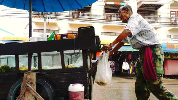 อดีตทหารผ่านศึกสงครามเกาหลี เข็นผลไม้ขาย