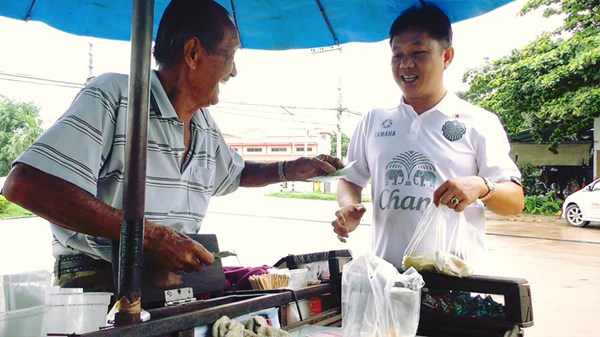 อดีตทหารผ่านศึกสงครามเกาหลี เข็นผลไม้ขาย