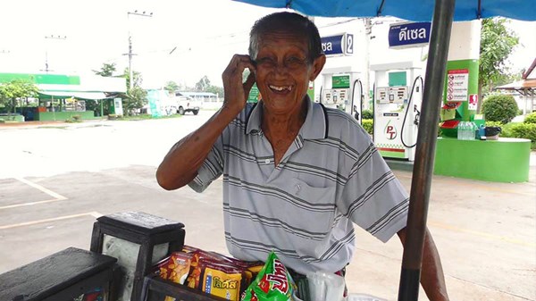 อดีตทหารผ่านศึกสงครามเกาหลี เข็นผลไม้ขาย