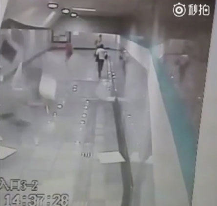 สถานีรถไฟใต้ดินเซี่ยงไฮ้พังถล่มร่วงครืน