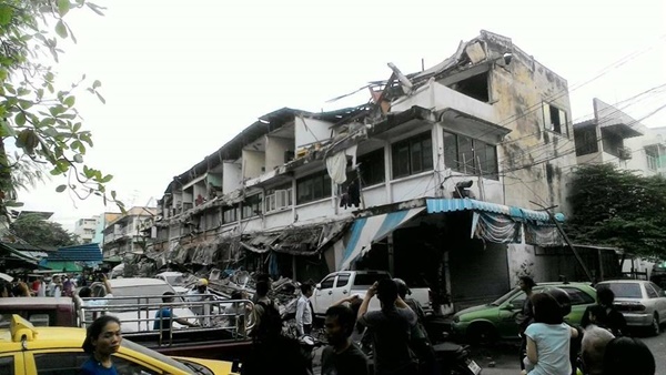 ระเบียงตึกเก่าถล่ม ย่านประชานิเวศน์