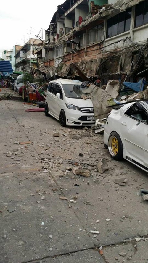 ระเบียงตึกเก่าถล่ม ย่านประชานิเวศน์