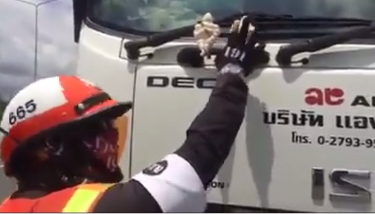 ติดตั้งตุ๊กตาไฟหน้ารถ