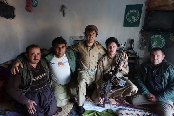 2 หนุ่มดื่มหนักเมาปลิ้น ตื่นมาอีกที ไปโผล่ในแนวรบที่อิรัก