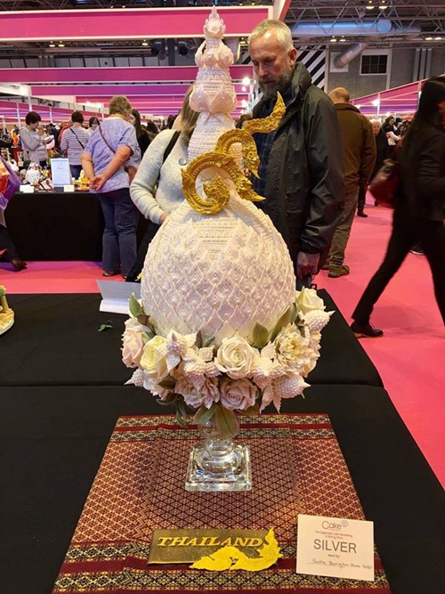 คนไทยปั้นน้ำตาลพานพุ่มสักการะพ่อหลวง คว้ารางวัลระดับโลก