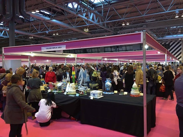 คนไทยปั้นน้ำตาลพานพุ่มสักการะพ่อหลวง คว้ารางวัลระดับโลก