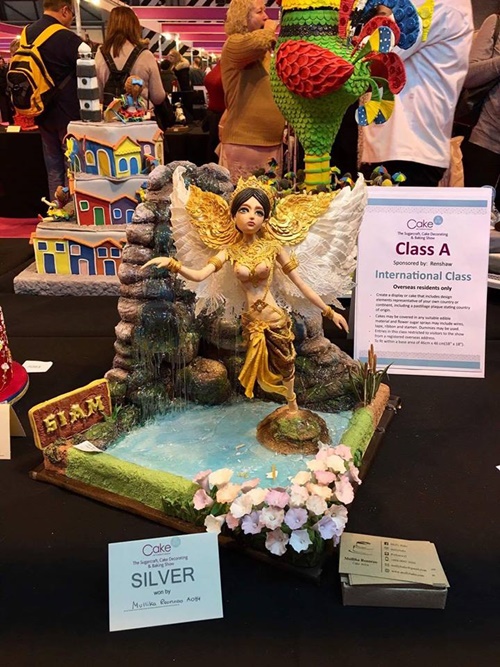 คนไทยปั้นน้ำตาลพานพุ่มสักการะพ่อหลวง คว้ารางวัลระดับโลก