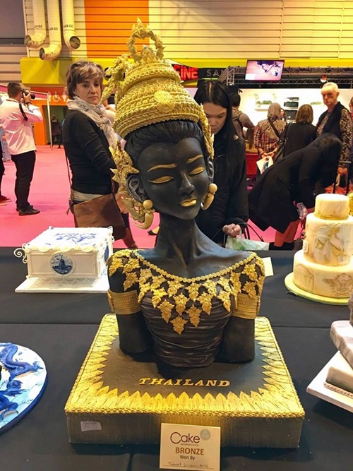 คนไทยปั้นน้ำตาลพานพุ่มสักการะพ่อหลวง คว้ารางวัลระดับโลก