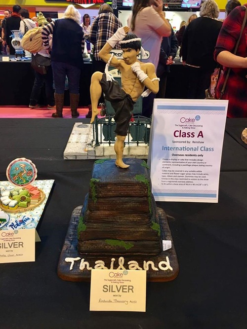 คนไทยปั้นน้ำตาลพานพุ่มสักการะพ่อหลวง คว้ารางวัลระดับโลก