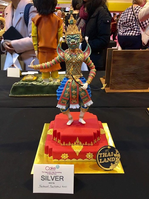 คนไทยปั้นน้ำตาลพานพุ่มสักการะพ่อหลวง คว้ารางวัลระดับโลก