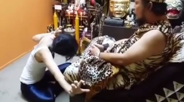 เจ้าสำนักร่ายคาถาใส่สาว เรียกเสือสมิง