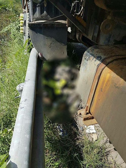 รถพ่วงชนรถสองแถวโดยสาร