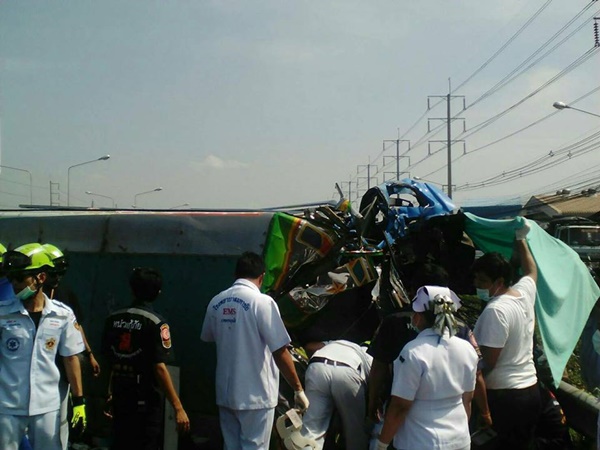 ตำรวจถูกรถพ่วงชน