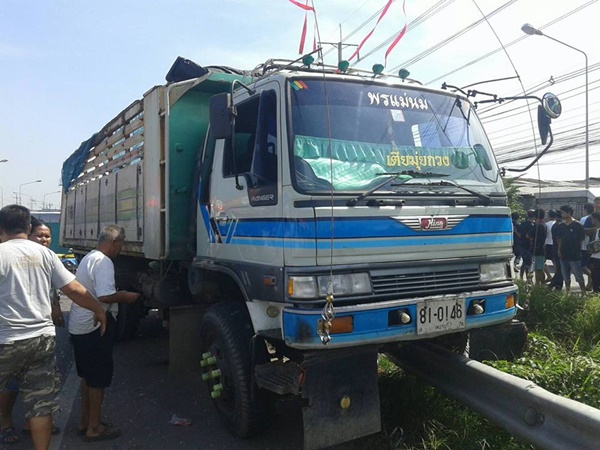 รถพ่วงชนรถสองแถวโดยสาร