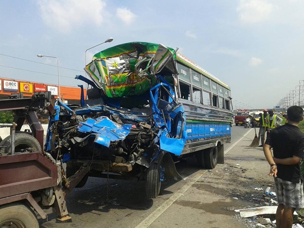 รถพ่วงชนรถสองแถวโดยสาร